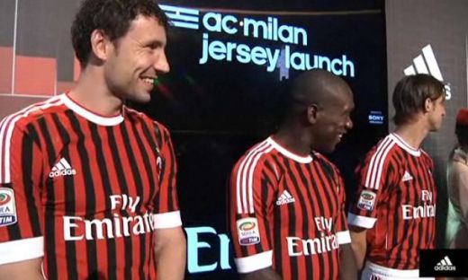 Acestea sunt noile tricouri cu care Milan va juca in sezonul 2011-2012! FOTO & VIDEO_4