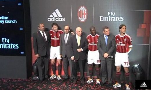 Acestea sunt noile tricouri cu care Milan va juca in sezonul 2011-2012! FOTO & VIDEO_8