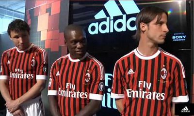 Acestea sunt noile tricouri cu care Milan va juca in sezonul 2011-2012! FOTO & VIDEO_9