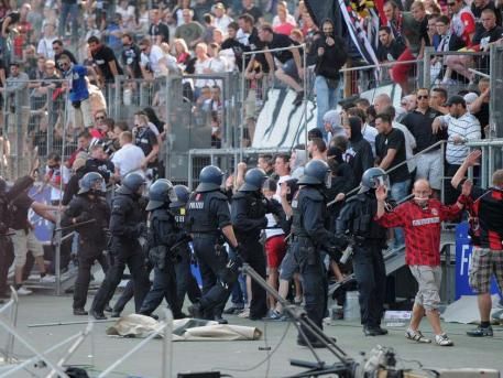 FOTO / Violente in Germania! 150 de fani ai lui Eintrecht au intrat pe teren sa ii BATA pe jucatori!_4