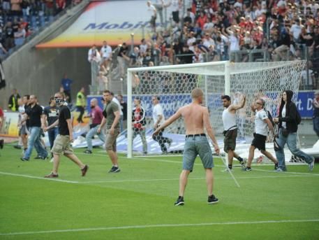 FOTO / Violente in Germania! 150 de fani ai lui Eintrecht au intrat pe teren sa ii BATA pe jucatori!_3