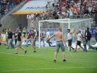 
	FOTO / Violente in Germania! 150 de fani ai lui Eintrecht au intrat pe teren sa ii BATA pe jucatori!

