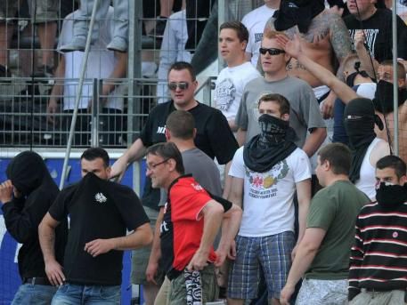 FOTO / Violente in Germania! 150 de fani ai lui Eintrecht au intrat pe teren sa ii BATA pe jucatori!_5