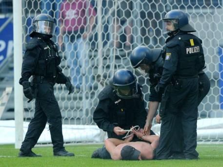 FOTO / Violente in Germania! 150 de fani ai lui Eintrecht au intrat pe teren sa ii BATA pe jucatori!_6