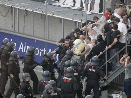 FOTO / Violente in Germania! 150 de fani ai lui Eintrecht au intrat pe teren sa ii BATA pe jucatori!_12
