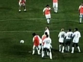 
	VIDEO: Maradona nu a uitat fotbalul! Executie GENIALA din lovitura libera intr-un meci caritabil!
