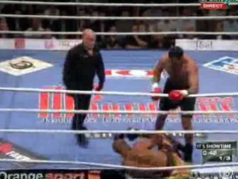 
	VIDEO: Vezi intrarea in ring si KO-ul lui Daniel Ghita din prima repriza! Cum si-a bombardat Badr Hari adversarul:

