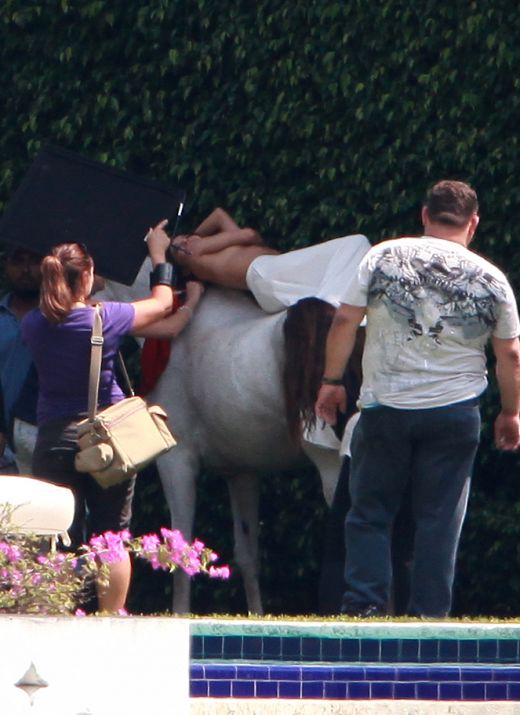 Foto / Ce a pierdut Tony Parker: Eva Longoria, in sanii goi pe un cal alb!_3