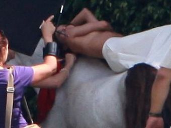 
	Foto / Ce a pierdut Tony Parker: Eva Longoria, in sanii goi pe un cal alb!
