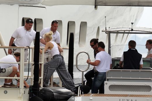 FOTO / Vezi ce super femeie este invitata lui Abramovic la festivalul de film de la Cannes pe yachtul sau de 350 mil euro!_3
