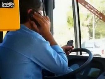 
	VIDEO: Tarzan de Italia! Sefii l-au concediat pentru ca vorbea la ambele telefoane in timp ce conducea doar cu coatele!
