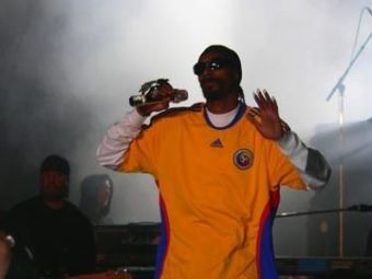 
	SUPERFOTO Nici Snoop Dogg nu mai crede in nationala lui Razvan Lucescu! :)) Cu cine tine rapperul american:
