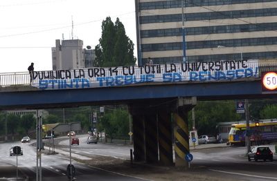 Fanii Craiovei vor ELIBERAREA Universitatii! Au impanzit orasul cu mesaje pentru a chema lumea la PROTEST! Vezi comunicatul:_7