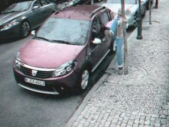 
	VIDEO! Inca 3 reclame Dacia SOCANTE din 2011: Oamenii o iau razna: o zgarie cu cheia, o arunca la gunoi si o iau la suturi
