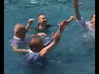 VIDEO FABULOS! Petrecere fara limite la Galati! Marius Stan si Dorinel Munteanu aruncati in piscina de jucatori_3