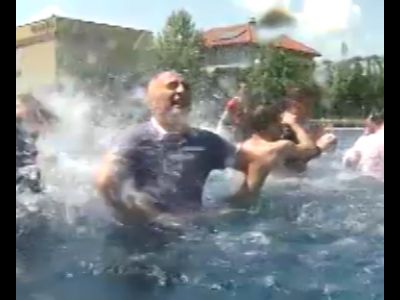 VIDEO FABULOS! Petrecere fara limite la Galati! Marius Stan si Dorinel Munteanu aruncati in piscina de jucatori_4