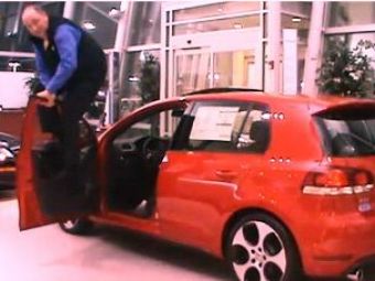 
	SPOT VW: Vanzator de masini nebun o ia razna in showroom! Calareste un&nbsp;Golf si baga oameni in portbagaj!
