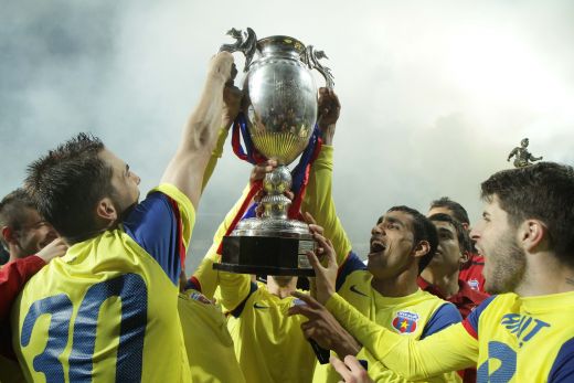 SUPER IMAGINI! Intalnirea dintre milenii! Steaua a primit prima CUPA din acest mileniu de la Ienei! Vezi imagini de la festivitate!_11
