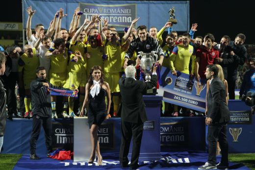 SUPER IMAGINI! Intalnirea dintre milenii! Steaua a primit prima CUPA din acest mileniu de la Ienei! Vezi imagini de la festivitate!_13