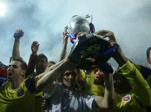 SUPER IMAGINI! Intalnirea dintre milenii! Steaua a primit prima CUPA din acest mileniu de la Ienei! Vezi imagini de la festivitate!_17