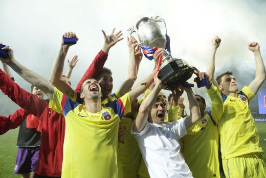 SUPER IMAGINI! Intalnirea dintre milenii! Steaua a primit prima CUPA din acest mileniu de la Ienei! Vezi imagini de la festivitate!_10