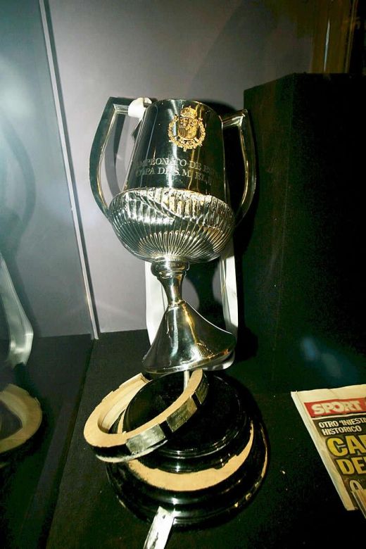 IMAGINEA ANULUI! Cupa Spaniei facuta PRAF de Sergio Ramos a fost expusa la muzeu!_2