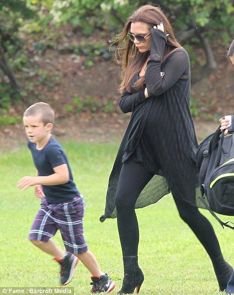 FOTO: Viata de familie a lui Beckham, mai importanta decat Barack Obama! Cum l-a dat pe spate Regina Elisabeta pe fotbalist:_3