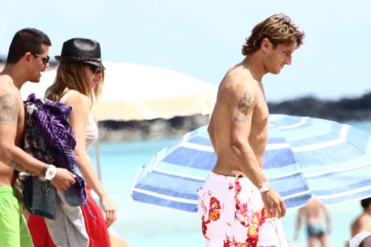 Cat de SEXY este sotia lui Francesco Totti! Vezi super poze cu Ilary Blasi doar in costum de baie!_1