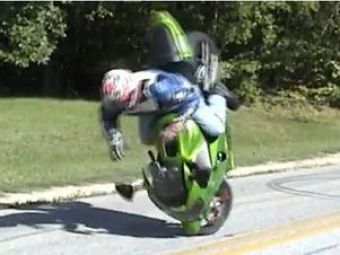 
	Cel mai prost motocicilist in viata! A incercat un flip si s-a imprastiat p&#39;asfalt!
