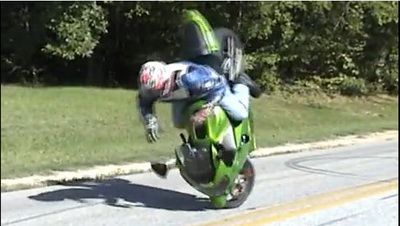 
	Cel mai prost motocicilist in viata! A incercat un flip si s-a imprastiat p&#39;asfalt!
