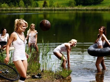 FOTO! Asta e nationala de HOTbal de fete a Germaniei! Toata echipa s-a dezbracat in Playboy!_4