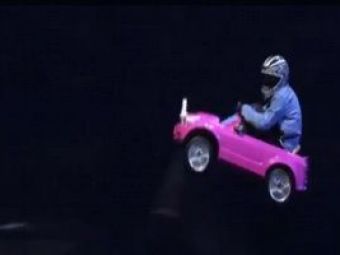 
	VIDEO: Zboara, Barbie, zboara! Cei mai dementi cascadori isi &quot;rup&quot; capul in masinute Barbie si in scaune cu rotile!
