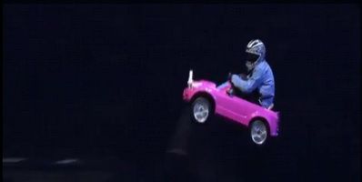
	VIDEO: Zboara, Barbie, zboara! Cei mai dementi cascadori isi &quot;rup&quot; capul in masinute Barbie si in scaune cu rotile!
