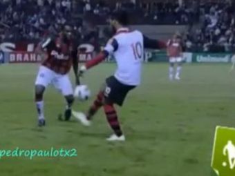 
	VIDEO / MAGIE! Ronaldinho si-a umilit din nou adversarii din Brazilia! Vezi cum a jonglat intre doi adversari!
