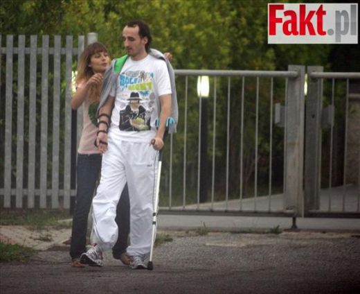 FOTO: A fost la un pas sa-si piarda mana si nimeni nu-i mai dadea vreo sansa! Primele fotografii cu polonezul Kubica dupa accidentul horror din februarie!_3