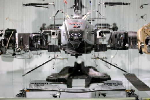 Imagini FABULOASE! Nu e nicio iluzie optica: O masina de Formula 1 s-a DEZINTEGRAT!_13