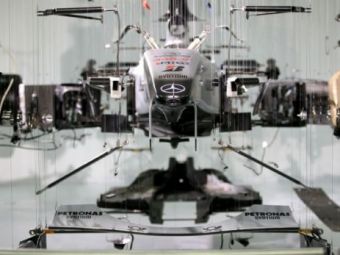 
	Imagini FABULOASE! Nu e nicio iluzie optica: O masina de Formula 1 s-a DEZINTEGRAT!
