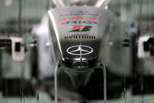 Imagini FABULOASE! Nu e nicio iluzie optica: O masina de Formula 1 s-a DEZINTEGRAT!_14