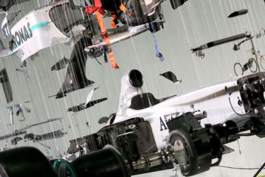 Imagini FABULOASE! Nu e nicio iluzie optica: O masina de Formula 1 s-a DEZINTEGRAT!_3