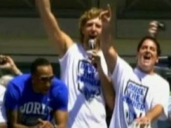 
	VIDEO Petrecerea continua la Dallas dupa titlul din NBA! Cum i-a speriat Nowitzki cu vocea sa cand a cantat &quot;We are the champions!&quot; :))
