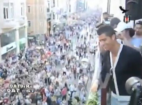 VIDEO INCREDIBIL Ronaldo i-a innebunit pe turci! A anulat o sedinta de autografe pentru ca ZECI DE MII de oameni l-au asaltat!_2