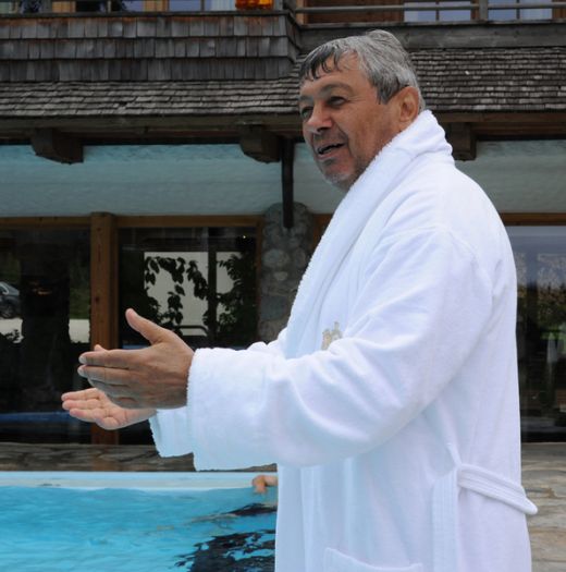 Lucescu face reclama la slipii de acum 40 de ani :) A facut SHOW la piscina alaturi de brazilienii de zeci de milioane:_4