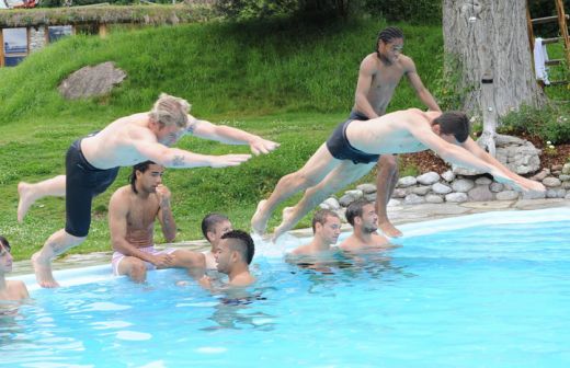 Lucescu face reclama la slipii de acum 40 de ani :) A facut SHOW la piscina alaturi de brazilienii de zeci de milioane:_5