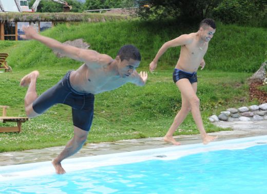Lucescu face reclama la slipii de acum 40 de ani :) A facut SHOW la piscina alaturi de brazilienii de zeci de milioane:_6