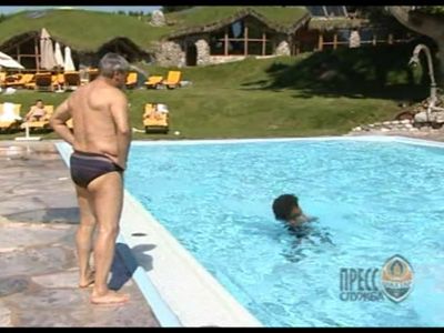 Lucescu face reclama la slipii de acum 40 de ani :) A facut SHOW la piscina alaturi de brazilienii de zeci de milioane:_8