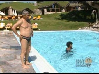 
	Lucescu face reclama la slipii de acum 40 de ani :) A facut SHOW la piscina alaturi de brazilienii de zeci de milioane:
