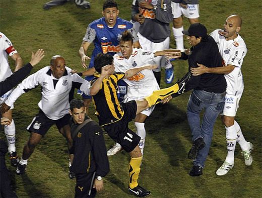 FOTO & VIDEO INCREDIBIL: Neymar a fost batut si tras de par pe teren, dar a impartit si el cateva "directe" :)_1
