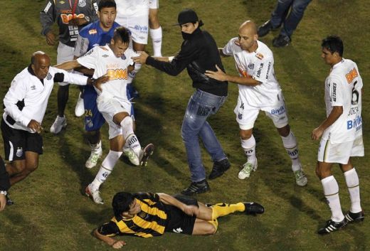 FOTO & VIDEO INCREDIBIL: Neymar a fost batut si tras de par pe teren, dar a impartit si el cateva "directe" :)_4