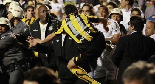 FOTO & VIDEO INCREDIBIL: Neymar a fost batut si tras de par pe teren, dar a impartit si el cateva "directe" :)_5