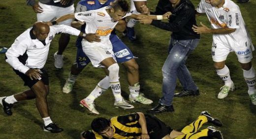 FOTO & VIDEO INCREDIBIL: Neymar a fost batut si tras de par pe teren, dar a impartit si el cateva "directe" :)_6